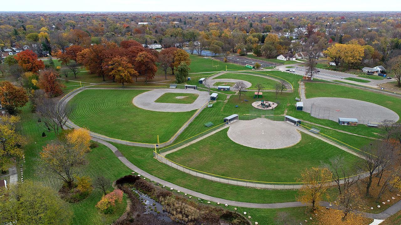 底特律斯托佩尔 公园鸟瞰图, 密歇根, 在利乐全球最大体育平台提供雨水管理服务之后